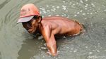 Kisah Para Pencari Cacing Sutra, Memancing Rezeki di Kali Ibukota