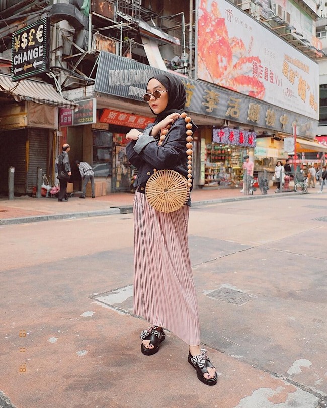 Ingin memakai rok pleats yang lebih feminin? Intan tetapi tampil keren dengan memadukan rok pleats dan jaket jeans. Foto: Instagram/strngrrr