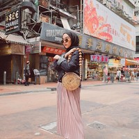 Ingin memakai rok pleats yang lebih feminin? Intan tetapi tampil keren dengan memadukan rok pleats dan jaket jeans. Foto: Instagram/strngrrr
