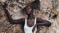 Namanya Nyakim Gatwech, seorang model Sudan-Amerika yang populer karena warna kulitnya. Di sela waktu sibuknyam dia juga pergi liburan. (queennyakimofficial/Instagram)