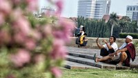 Ada pula warga dan pengunjung yang melakukan swafoto di pelataran sekitar Monas.