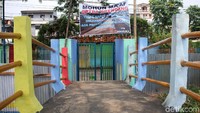 Spanduk penutupan sementara RPTRA Krendang terpampang di gerbang masuk, Jumat (26/10/2018). Spanduk penutupan sementara RPTRA Krendang terpampang di gerbang masuk, Jumat (26/10/2018).