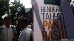 Massa Ramai-ramai Kibarkan Bendera Tauhid di Medan Merdeka