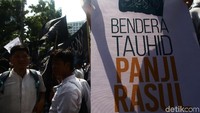 Massa membentangkan berbagai poster.