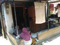 Rumahnya Direnovasi, Bapak-Anak di Situbondo Ini 'Mengungsi' ke Musala