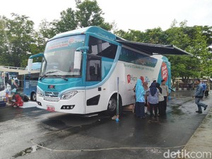 Melihat Jeroan Bus KPK yang Mejeng di Ciamis