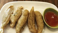 Yang ini varian otak-otak goreng. Tak kalah enak dengan yang dibakar, oatak-otak goreng juga punya rasa gurih dan tekstur krispi. Paling enak dimakan dengan saus sambal. Foto : instagram dez.food.diary