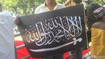 Potret Bendera Berkalimat Tauhid Raksasa di Medan Merdeka
