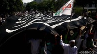 Pantauan detikcom, Jumat (26/10/2018) massa aksi berkumpul di sepanjang Jalan Medan Merdeka Barat arah Istana Negara. Orator yang berada di depan Kemenko Polhukam terus berorasi.