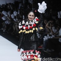 Gaya unik diberikan aktris dan presenter Sandra Dewi. Untuk merayakan ulang tahun ke-90 Mickey Mouse, ia memakai gaun yang dihiasi deretan boneka sang karakter kartun. (Foto: Moh. Abduh/Wolipop)