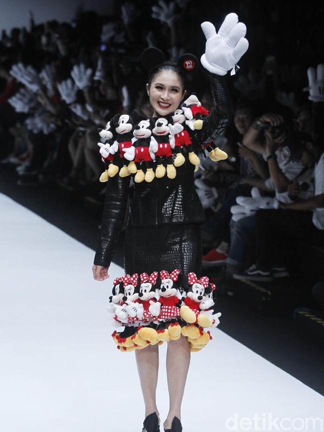 Gaya unik diberikan aktris dan presenter Sandra Dewi. Untuk merayakan ulang tahun ke-90 Mickey Mouse, ia memakai gaun yang dihiasi deretan boneka sang karakter kartun. (Foto: Moh. Abduh/Wolipop)