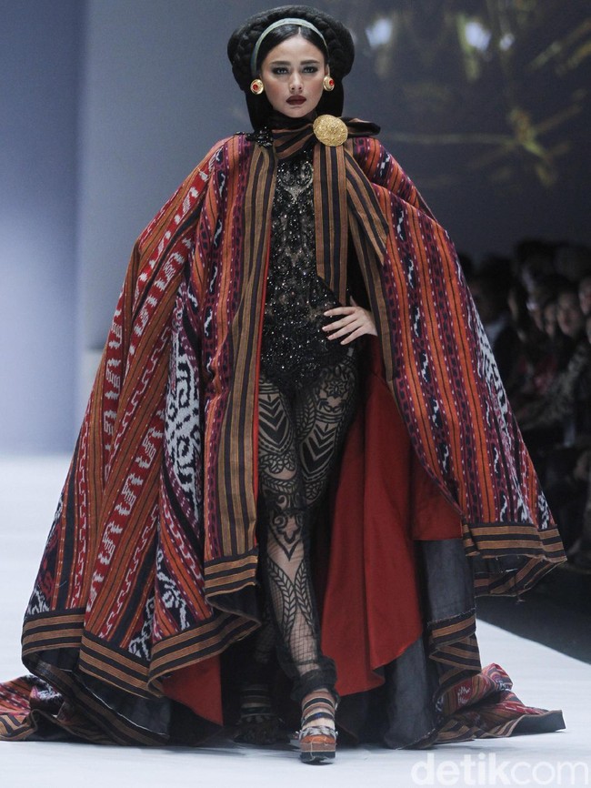 Puteri Indonesia 2013 Whulandary Herman memberikan penampilan terbaiknya dengan gaun tenun dan lurik yang dramatis. Ia seperti menjadi ratu semalam. (Foto: Moh. Abduh/Wolipop)