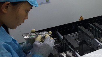 Salah satu petugas sedang mengecek PCB. (Foto: detikINET/Kris Fathoni)