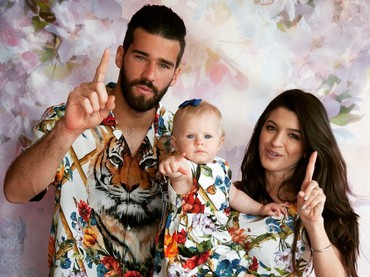 Momen Hangat Kiper Liverpool Alisson Becker Bareng Putrinya
