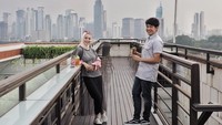 Lagi-lagi keduanya tengah asyik menikmati sore di Jakarta. Segelas minuman dingin jadi teman mereka sambil ngobrol santai.  Foto: instagram @dewi_melky