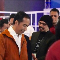 Jas hujan ini dibeli Jokowi secara spontan ketika kunjungannya untuk membuka ideafest 2018. Pak Jokowi lagi kunjungan. Dia lagi lewat, tiba-tiba berhenti di depan booth, lihat-lihat jaket kita, dan dia langsung tertarik, langsung dicobain, ungkap Bimo ketika dihubungi Wolipop, Jumat (26/10/2018). Foto: dok. Singue Kilatmaka
