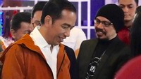 Jaket model parka ini dikenakan Jokowi saat hadir dalam acara IdeaFest 2018 di Jakarta. Foto: dok. Singue Kilatmaka