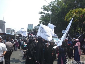 Massa Aksi Bela Tauhid Tutup Jl Medan Merdeka Barat, Lalin Macet