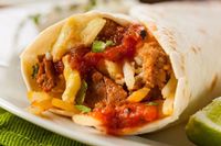 Viral! Diduga Justin Bieber Tengah Asyik Makan Burrito dengan Cara Salah