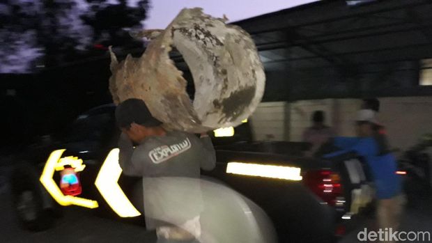 Tong yang sudah rusak itu harus dibongkar untuk mengeluarkan mayat di dalamnya. 