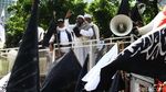 Massa Ramai-ramai Kibarkan Bendera Tauhid di Medan Merdeka