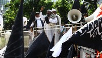 Orator saling bergantian di aksi yang digelar di depan depan Kemenko Polhukam, Jakarta Pusat, Jumat (26/10/2018). Salah satu orator awalnya membahas soal bendera yang dibakar anggota Banser dalam peringatan Hari Santri Nasional yang dinyatakan bendera HTI.