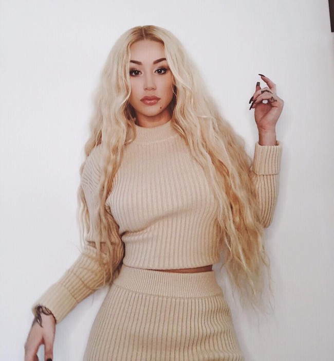 Rapper cantik nan seksi Iggy Azalea diduga telah banyak melakukan operasi plastik. Wajah barunya tersebut diduga senilai ratusan juta. Foto: Instagram (@ thenewclassic)
