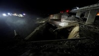 Seorang saksi mengungkapkan bus tersebut dihantam banjir bandang saat berada di kawasan lembah. Bus bermuatan 37 siswa dan 7 orang guru itu sedang dalam perjalanan menuju ke daerah resor saat musibah itu terjadi. Muhammad Hamed/Reuters.