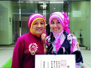 Kisah Guru Honorer yang menguliahkan 5 Anaknya ke Jepang