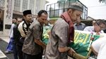 Derai Tangis dan Doa Arumi Bachsin di Pemakaman Sang Ayah