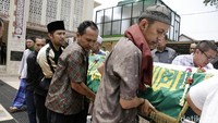 Emil Dardak, suami Arumi Bachsin tampak membantu mengangkat jenazah mertuanya itu usai di shalatkan. Palevi S/detikFoto