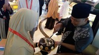 Saat ke Tanah Suci, Shanty punya memon spesial nih. Ia merayakan ulang tahun sang suami dengan cake cokelat. Foto: Instagram shantydenny