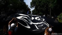Bendera itu dibentangkan dan diarak dari Patung Kuda menuju Kementerian Koordinator Politik, Hukum dan Keamanan.