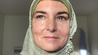 Sinead OConnor menyatakan bahwa dirinya kini telah beragama Islam dan merubah penampilannya jadi berhijab. Sebelumnya ia sering galau soal agama. Foto: Sinead OConnor (dok. Twitter)