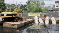 Ekskavator terus bekerja melakukan pengerukan dinding sungai. Ekskavator terus bekerja melakukan pengerukan dinding sungai.