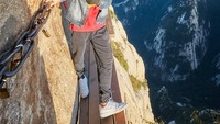 Meski disebut sebagai jalan setapak paling berbahaya di dunia, nyatanya banyak pengunjung di Huashan Trail. Memang sih pemandangan yang terlihat begitu cantik, tapi sekali lagi harap hati-hati ya! (iStock)