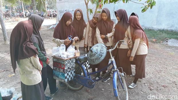 Ida Ayu Riski Susilowati sibuk melayani teman-teman yang membeli ciloknya.