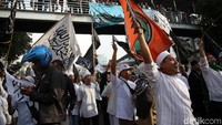 Di depan Markas GP Ansor Massa minta Banser dibubarkan. (Foto: Agung Pambudhy)