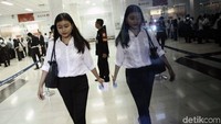 Seorang peserta berjalan masuk ke ruangan untuk tes Seleksi Kompetensi Dasar (SKD).