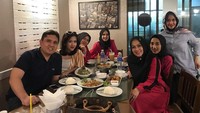 Wanita 34 tahun ini sedang makan bareng teman-temannya di sebuah restoran halal di Bangkok. Kira-kira menunya apa aja ya? Foto: Instagram shantydenny