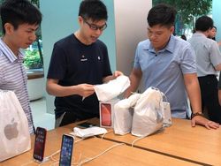 Penampakan Antrean iPhone XR yang Menyedihkan