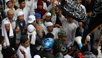 Massa meminta pembubaran Banser.