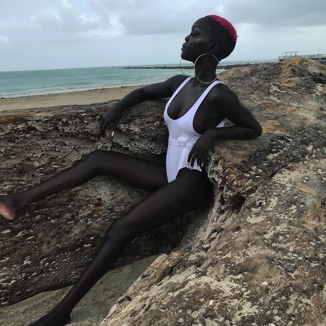 Di samping modeling, Nyakim Gatwech juga menerima endorsement, salah satunya menjadi brand ambassador untuk Fashion Nova. (Foto: queennyakimofficial/Instagram)