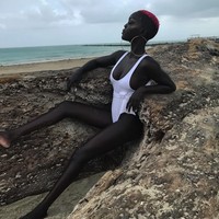 Di samping modeling, Nyakim Gatwech juga menerima endorsement, salah satunya menjadi brand ambassador untuk Fashion Nova. (Foto: queennyakimofficial/Instagram)