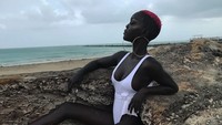 Gaya santai berbiki putih di Pantai Miami. (queennyakimofficial/Instagram)