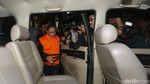 Berompi Oranye, Bupati Cirebon Masih Tetap Mengelak Suap