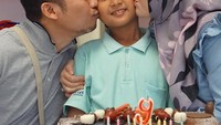 Ini momen manis keluarga kecil Shanty saat merayakan ulang tahun anaknya yang ke-9. Kebahagiaan kami yaitu kamu!!, tulis Shanty. Foto: Instagram shantydenny