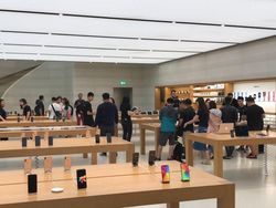 Penampakan Antrean iPhone XR yang Menyedihkan