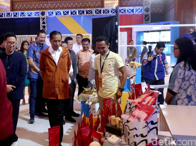 ketika Jokowi menghadiri Ideafest 2018 akhir Oktober 2019. Ia memakai jaket model parka berwarna terracotta dari Ame Raincoat seharga Rp 499 ribu. Tak lama setelah dipakai Presiden RI, jaket warna terracotta ini langsung habis terjual di hari yang sama. (Foto: Rengga Sancaya/detikcom)