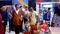 Ini adalah foto ketika Jokowi mengenakan jaket parka produk Bandung, Ame Raincoat. Jokowi sedang berada di acara IdeaFest 2018. (Rengga Sancaya/detikcom)